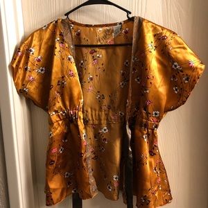 Blouse cover-up• Great condition 100% Polyester